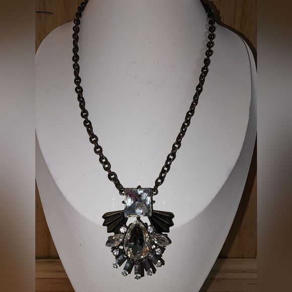 Jewelry - Elegant Silver and Black Statement Necklace. 17"